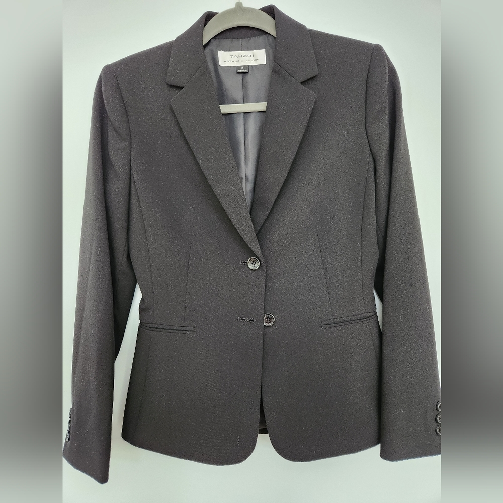 Tahari Arthur Levine Women's size 2 Fitted 2 Button Blazer